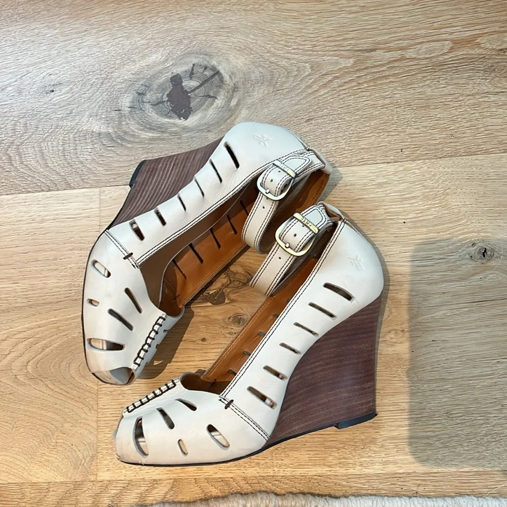 FRYE Women’s Cream Ankle-Strap Peep-Toe Sandals - Picture 3 of 11